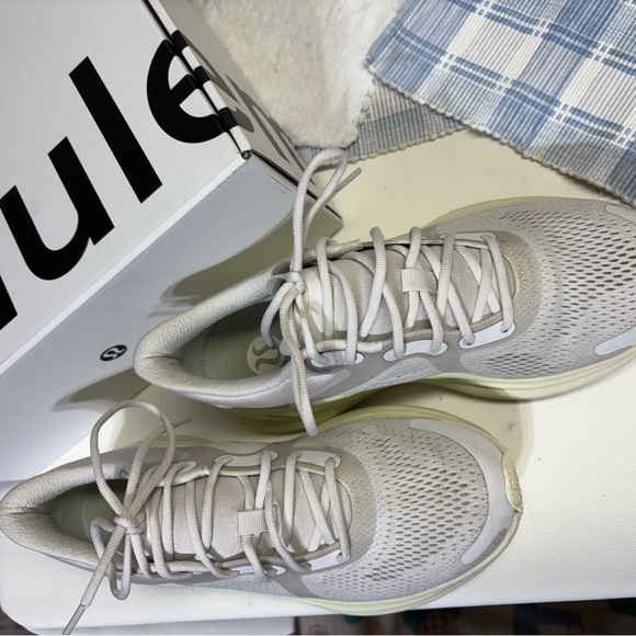 Lululemon Women's Cream Sneakers size 8 - Picture 2 of 8